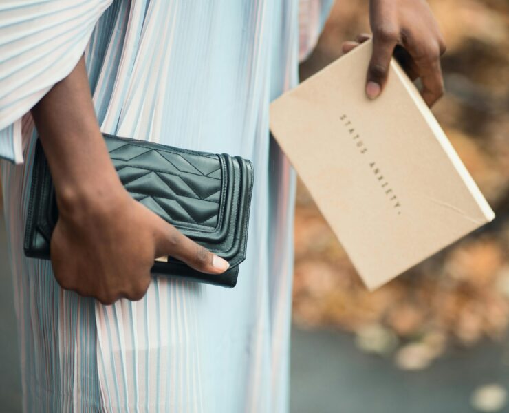 What is a Clutch Bag and When to Wear It?